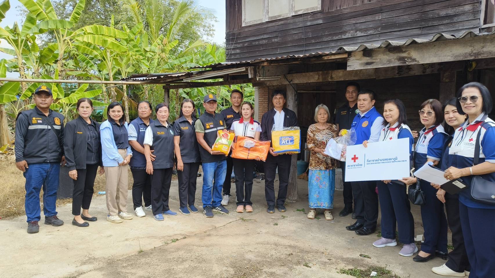 พช.ทองผาภูมิ ร่วมลงพื้นที่ตรวจเยี่ยมและมอบถุงยังชีพ ผ้าห่มกันหนาว และเสื้อกันหนาว ให้แก่ผู้สูงอายุ ผู้พิการ และผู้ยากไร้ ในพื้นที่ตำบลสหกรณ์นิคม