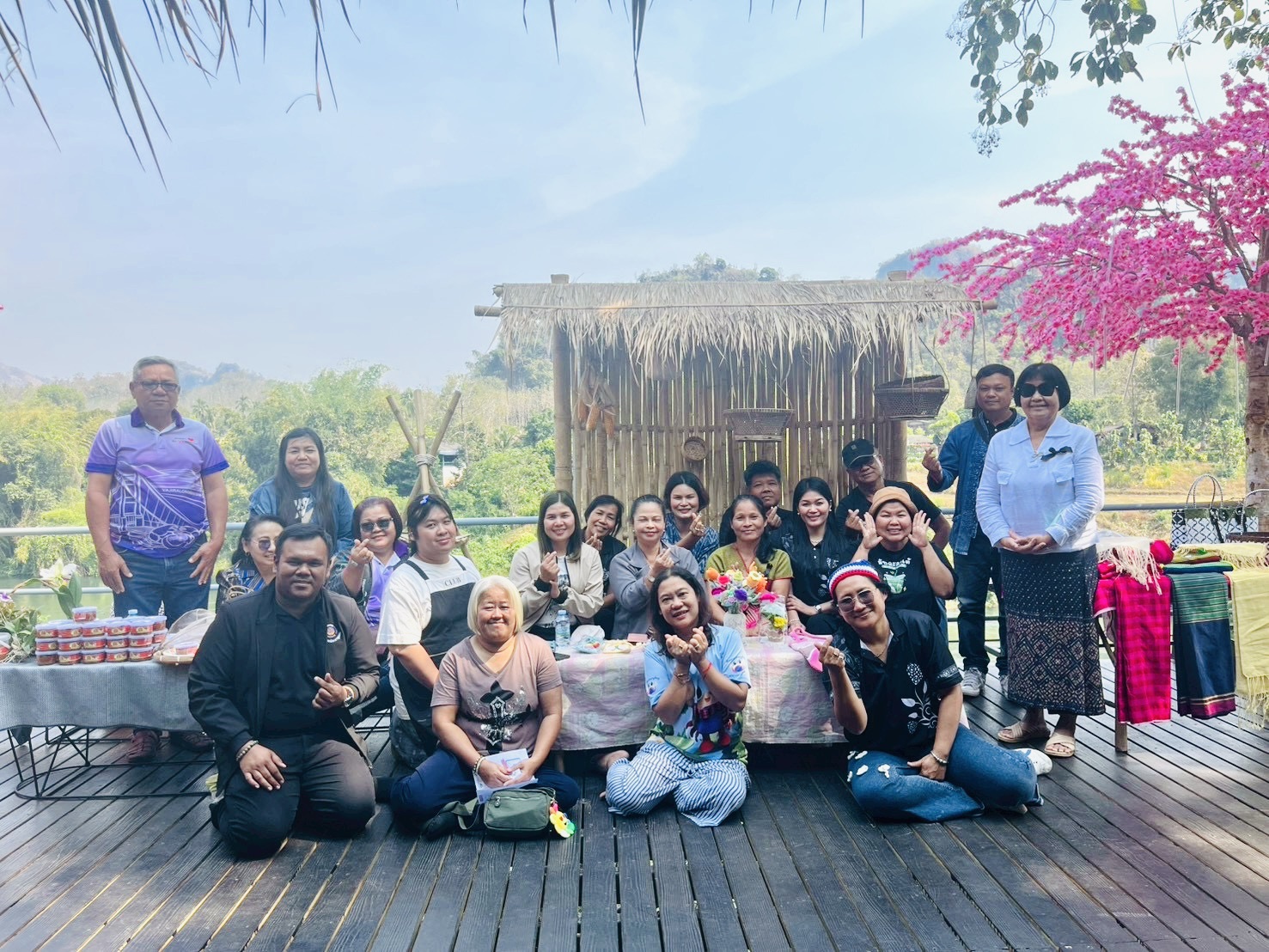 พช.อำเภอทองผาภูมิ ลงพื้นที่ตรวจเยี่ยมและให้คำปรึกษา ยกระดับผู้ประกอบการ OTOP งานหัตถกรรนและเกษตรแปรรูปสู่มาตรฐานคุณภาพ