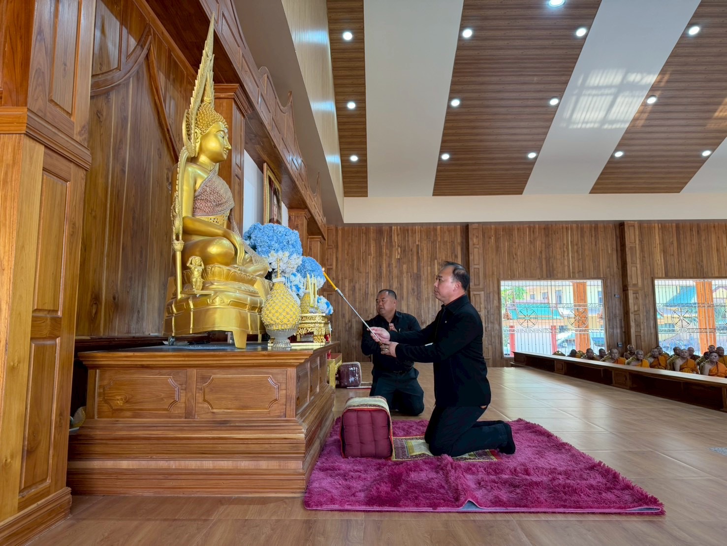 พช.ทองผาภูมิ ร่วมพิธีสวดพระพุทธมนต์และเจริญจิตตภาวนา อุทิศถวายพระราชกุศลแด่ สมเด็จพระนางเจ้าสิริกิติ์ พระบรมราชินีนาถ พระบรมราชชนนีพันปีหลวง 