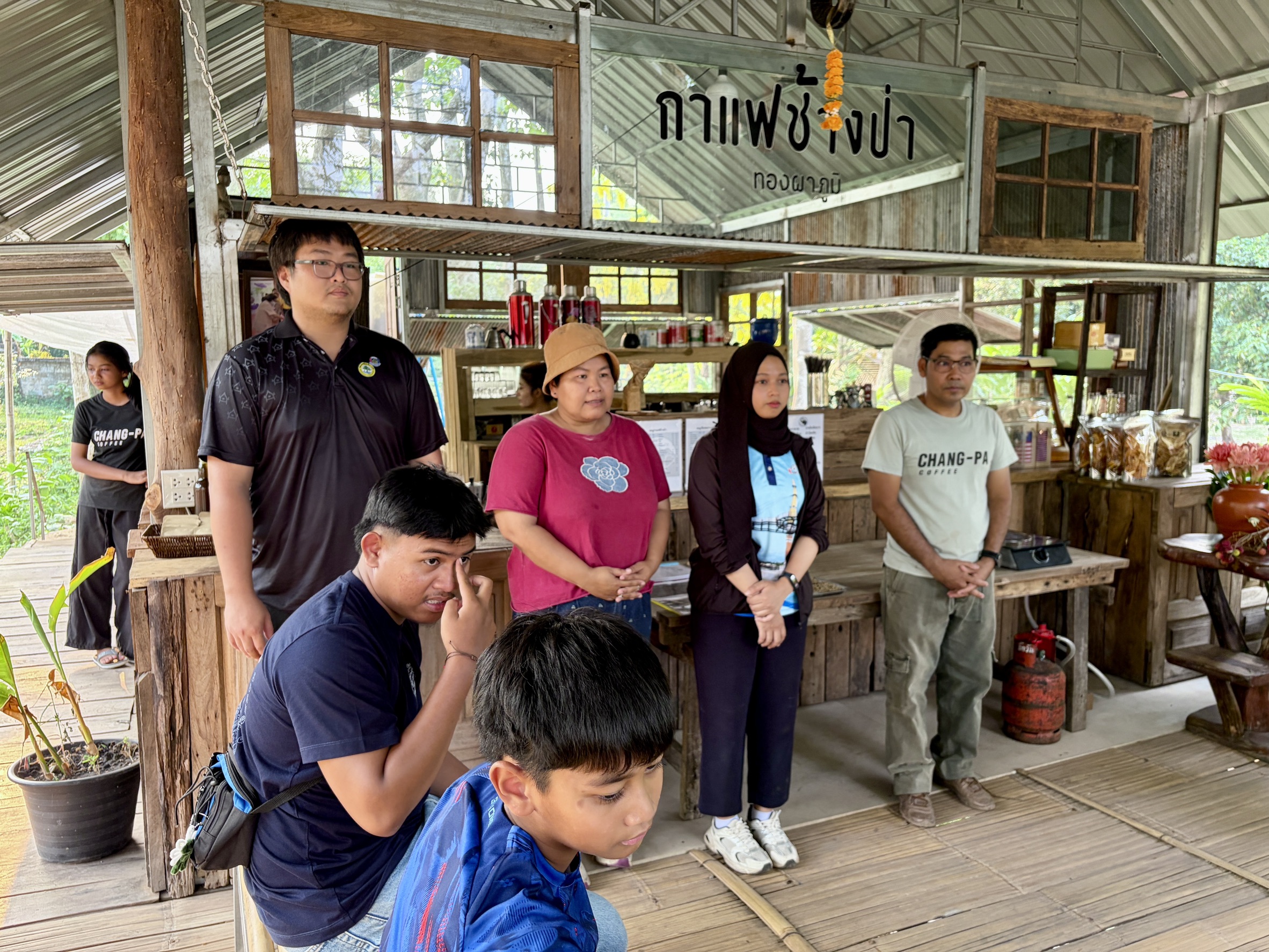 พช.ทองผาภูมิ ต้อนรับคณะมูลนิธิพิทักษ์ประชาชาติ ศึกษาดูงานการพัฒนาอาชีพชุมชน สร้างแรงบันดาลใจแก่เยาวชนโครงการดาวเด่น