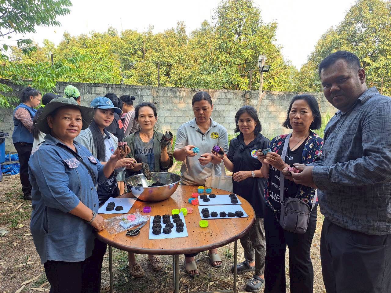 กพสต.ทองผาภูมิ ร่วมกับ พช.ทองผาภูมิ จัดโครงการ “ฝึกอาชีพ ‘ถ่านหอม’ จากขยะชุมชน สตรีตำบลห้วยเขย่ง”
