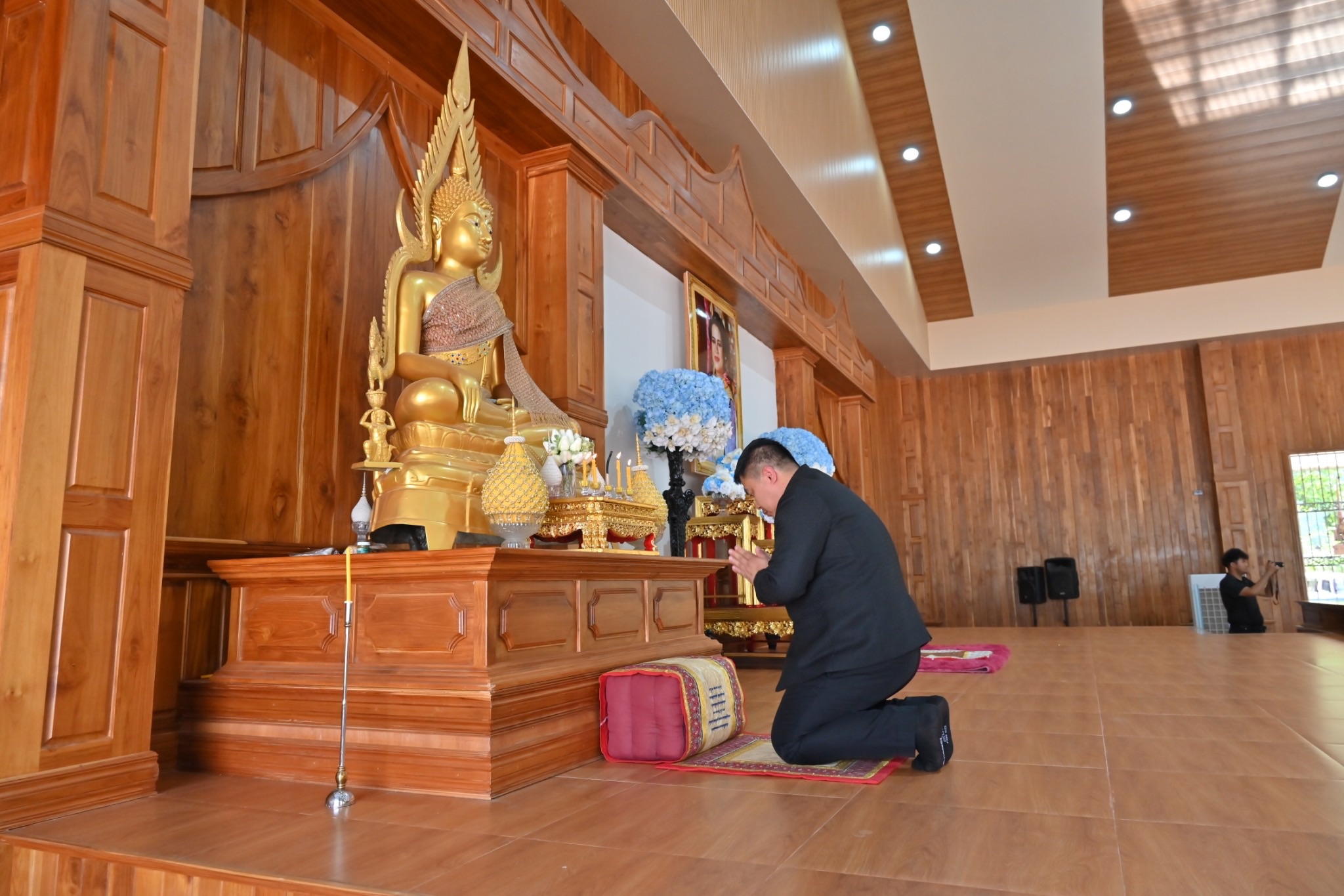 พช.ทองผาภูมิ ร่วมพิธีสวดพระพุทธมนต์และเจริญจิตตภาวนา อุทิศถวายพระราชกุศลแด่ สมเด็จพระนางเจ้าสิริกิติ์ พระบรมราชินีนาถ พระบรมราชชนนีพันปีหลวง 