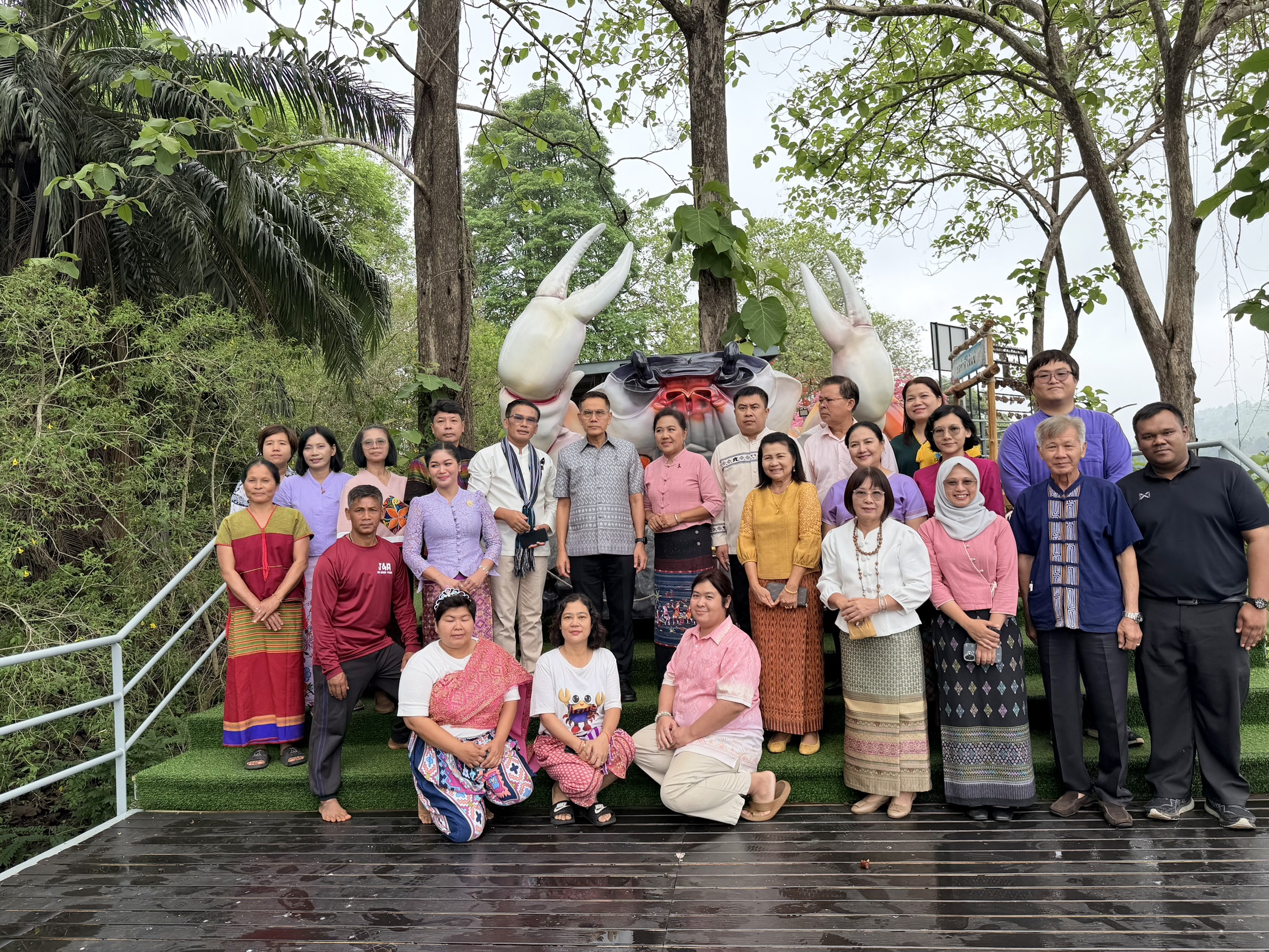 พช.ทองผาภูมิ ร่วมสืบสานวัฒนธรรม ร่วมพิธีทำบุญตักบาตรพระสงฆ์วัดท่าขนุน ในโครงการ “หิ้วตะกร้า นุ่งผ้าไทย นั่งแคร่ไม้ ใส่บาตรพระ ทุกวันอาทิตย์” ส่งเสริมวิถีชุมชนและเศรษฐกิจฐานราก