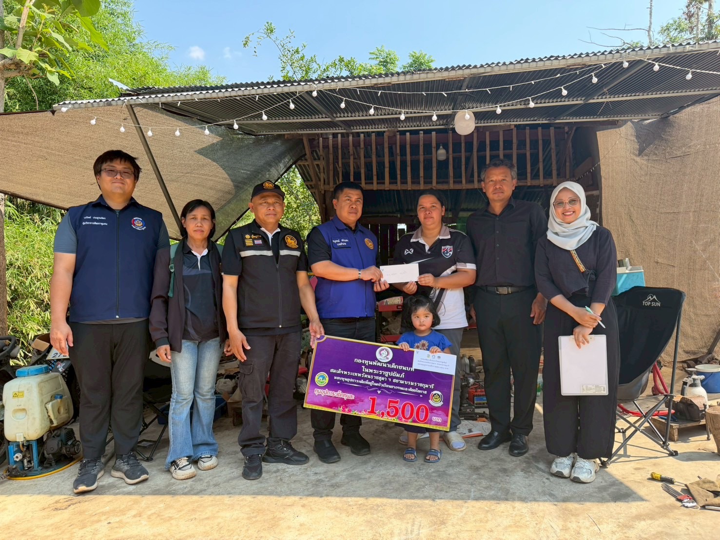 นายอำเภอทองผาภูมิ นำทีมมอบทุนการศึกษาจากกองทุนพัฒนาเด็กชนบทในพระราชูปถัมภ์ฯ ประจำปี 2569