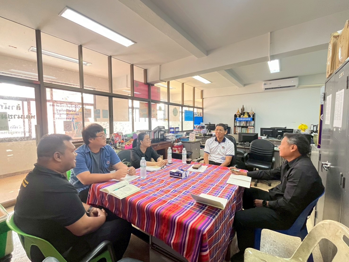 พัฒนาการจังหวัดกาญจนบุรี ลงพื้นที่ตรวจเยี่ยมราชการ พร้อมให้กำลังใจเจ้าหน้าที่พัฒนาชุมชนอำเภอทองผาภูมิ