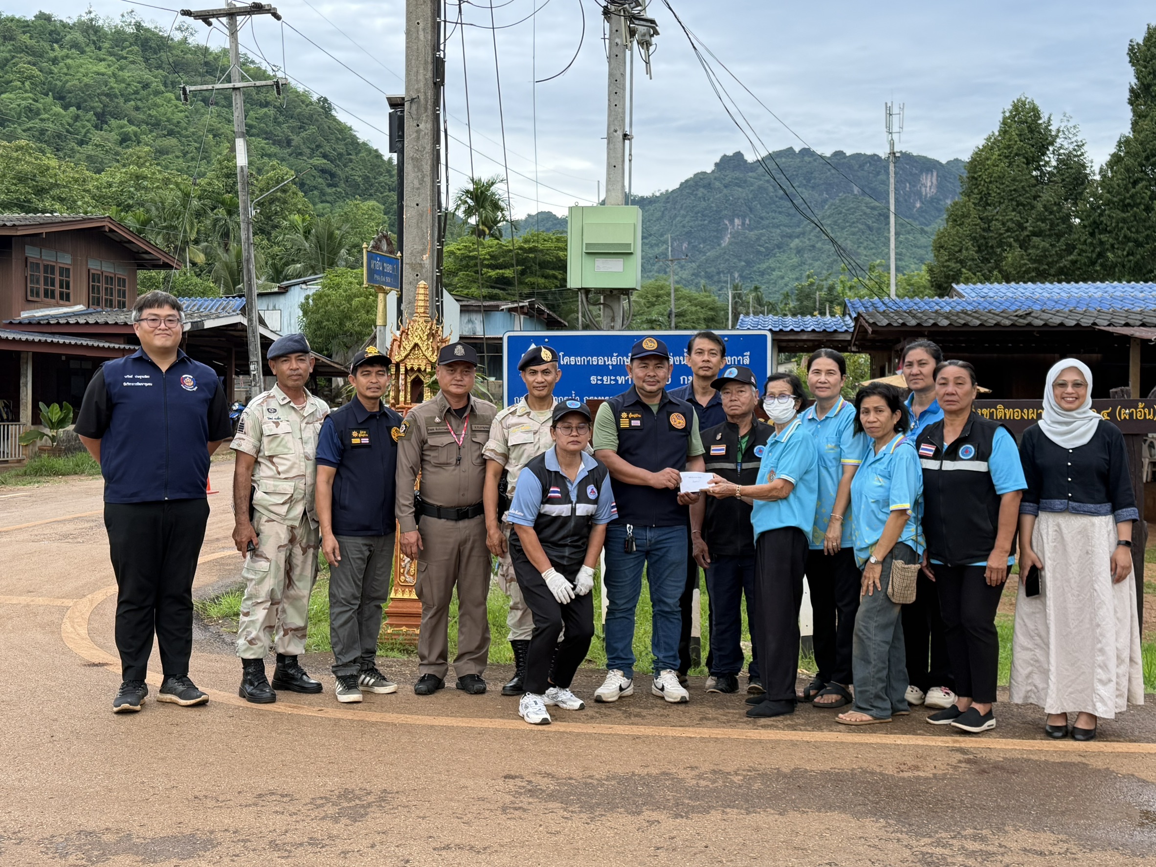 กองทุนแม่ของแผ่นดินบ้านปรังกาสี บูรณาการทุกภาคส่วน ตั้งด่านตรวจคัดกรองยาเสพติด สร้างความปลอดภัยให้ชุมชน 