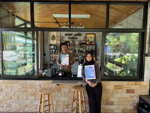 พช.ทองผาภูมิ เชิญชวนอุดหนุนผลิตภัณฑ์ชุมชน OTOP ประเภทเครื่องดื่ม “กาแฟลุงโก๊ะ - ko coffee” ☕🌿