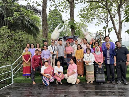 พช.ทองผาภูมิ ร่วมสืบสานวัฒนธรรม ร่วมพิธีทำบุญตักบาตรพระสงฆ์วัดท่าขนุน ในโครงการ “หิ้วตะกร้า นุ่งผ้าไทย นั่งแคร่ไม้ ใส่บาตรพระ ทุกวันอาทิตย์” ส่งเสริมวิถีชุมชนและเศรษฐกิจฐานราก