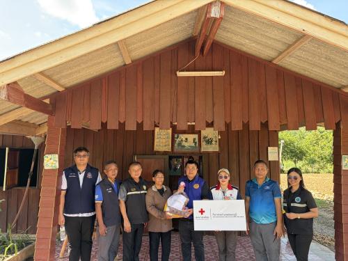 พช.ทองผาภูมิ ลงพื้นที่ตรวจเยี่ยมและมอบถุงยังชีพช่วยเหลือผู้ประสบอุทกภัยในพื้นที่บ้านหนองบาง ตำบลลิ่นถิ่น