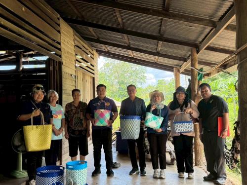 พช.ทองผาภูมิ พาเยี่ยมชมกลุ่มผู้ผลิต ผู้ประกอบการ OTOP หนุนเศรษฐกิจฐานราก สร้างรายได้สู่ชุมชน