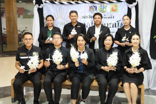 พช.ทองผาภูมิ เข้าร่วมกิจกรรมร่วมแรงร่วมใจประดิษฐ์ดอกไม้จันทน์ สำหรับใช้ในงานพระราชพิธีถวายพระเพลิงพระบรมศพ สมเด็จพระบรมราชชนนีพันปีหลวง ด้วยหัวใจแห่งความจงรักภักดี